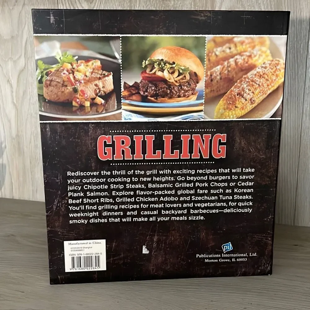 Grilling More‎ than 100 Recipes Hardcover Publications International Ltd.